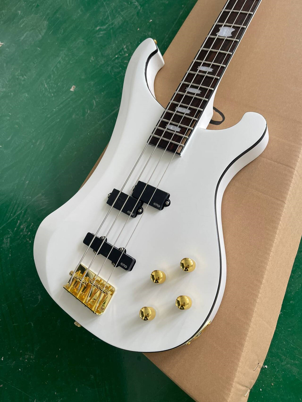 Bass Guitar Fretless - Guitare basse électrique blanche à 4