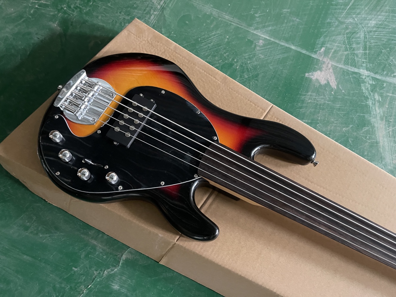 Guitare basse Sunset à 5 corde - Bass Guitar Fretless avis et prix